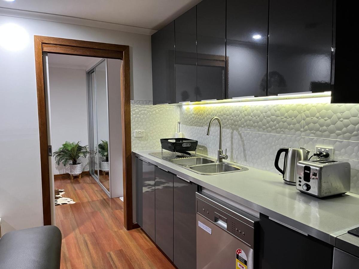 Palm Sydney, Modern With Water View Apartment *
