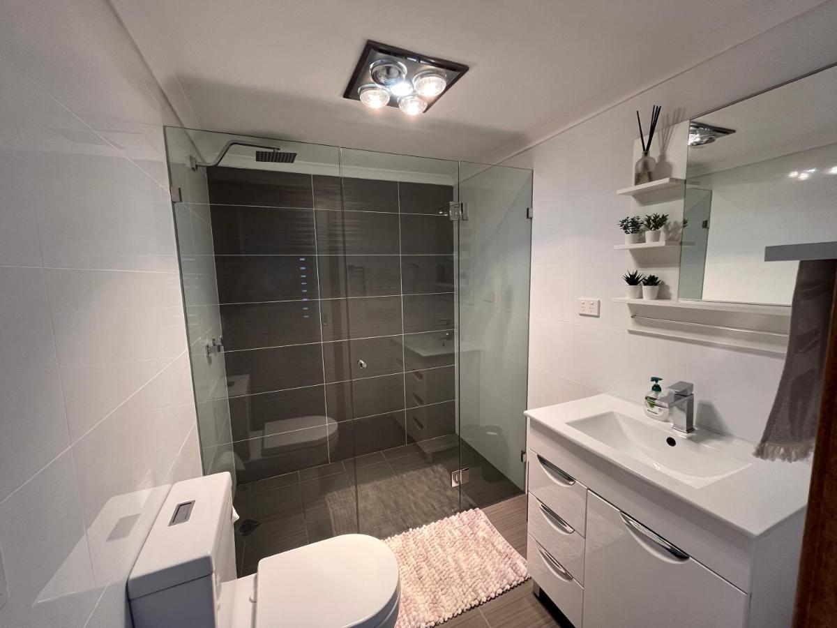 Palm Sydney, Modern With Water View Apartment
